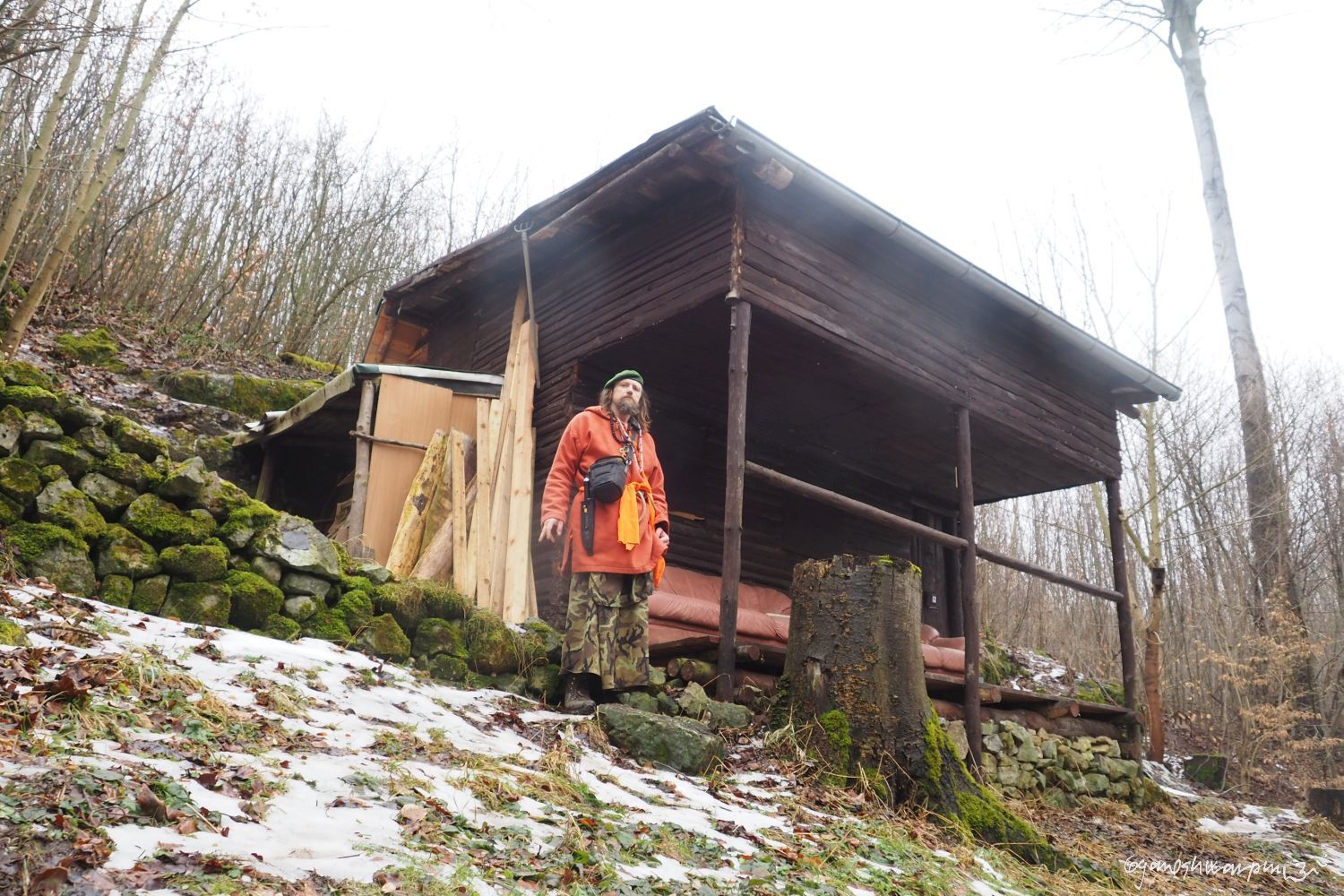 Na Ponoru - před speleologickou základnou ZO 6-26 Speleohistorický klub Brno. Foto: Marek Gyaneshwarpuri, samospoušť 2021