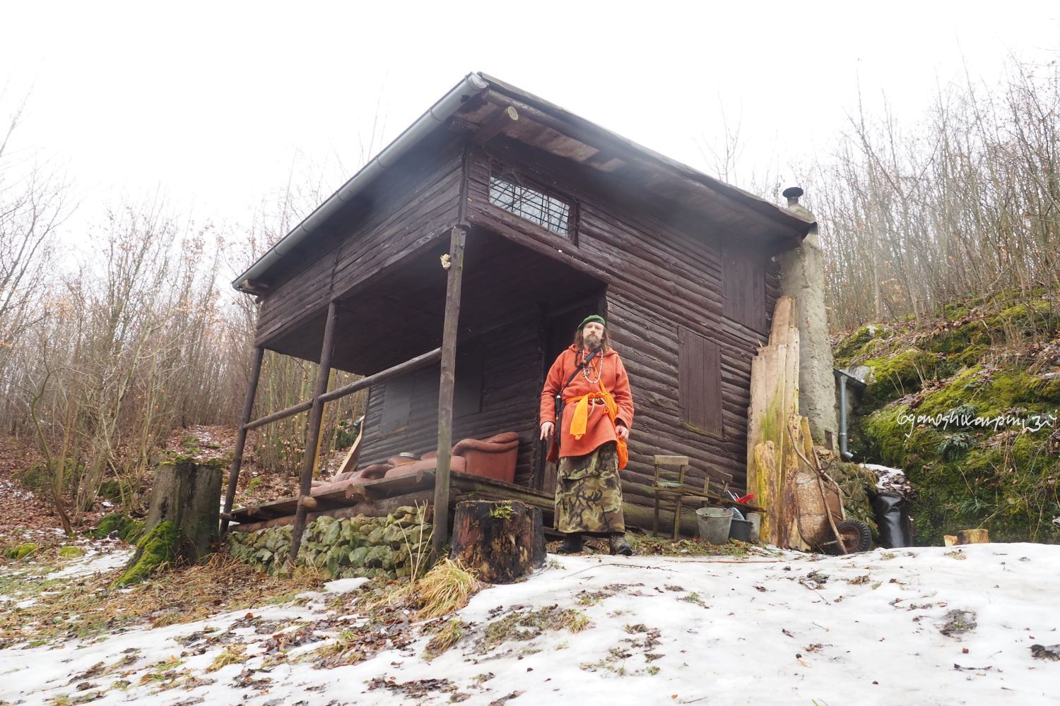 Na Ponoru - před speleologickou základnou ZO 6-26 Speleohistorický klub Brno. Foto: Marek Gyaneshwarpuri, samospoušť 2021