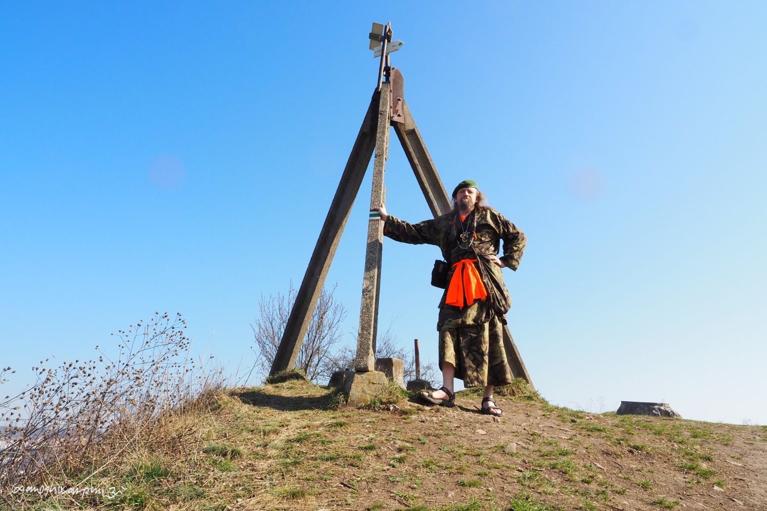 Stránská skála - vrchol. Foto: Marek Gyaneshwarpuri, samospoušť 2021