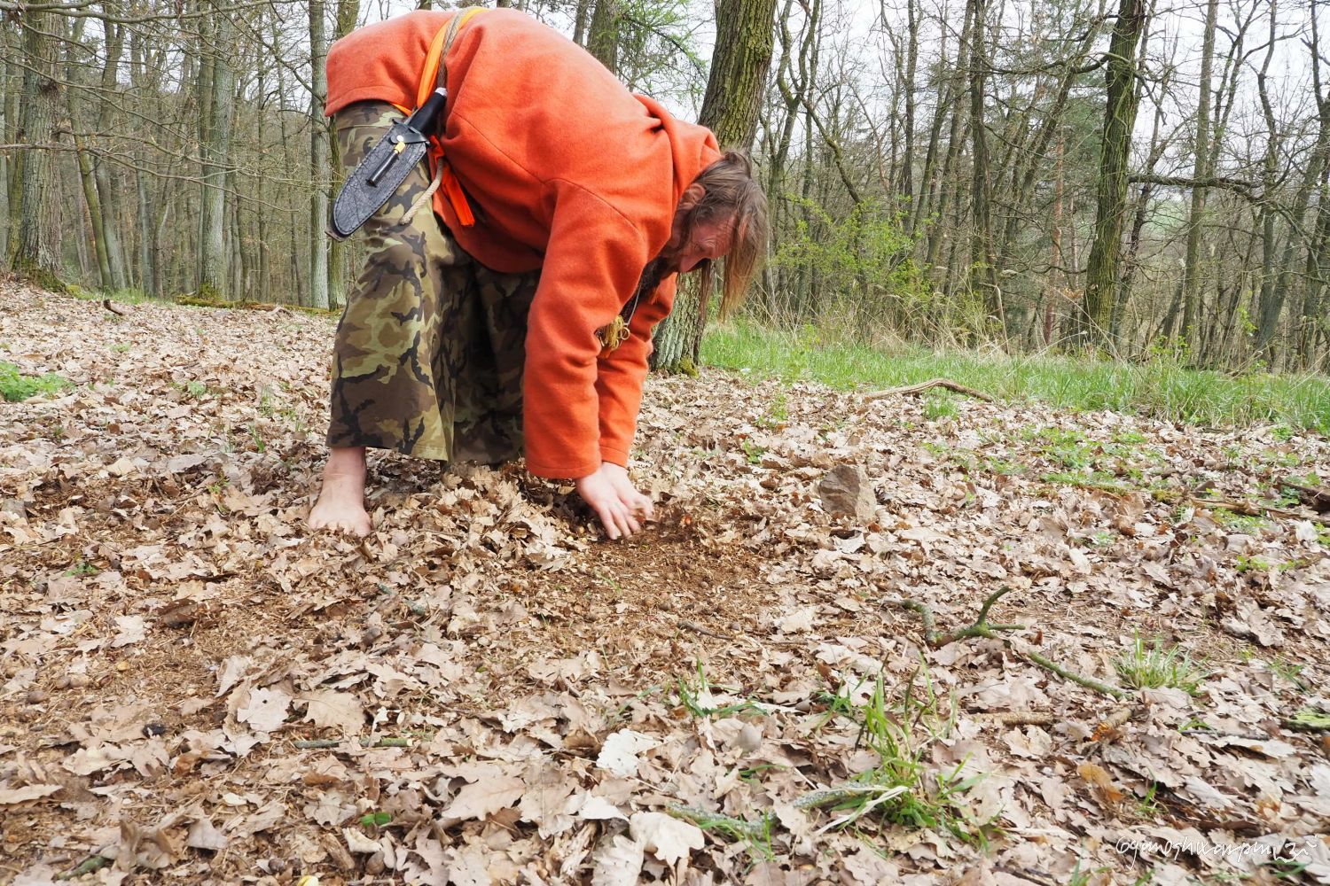 Hradisko u Bosonoh - zakopávání kamenů v posvátném kruhu. Foto: Marek Gyaneshwarpuri, samospoušť 2021