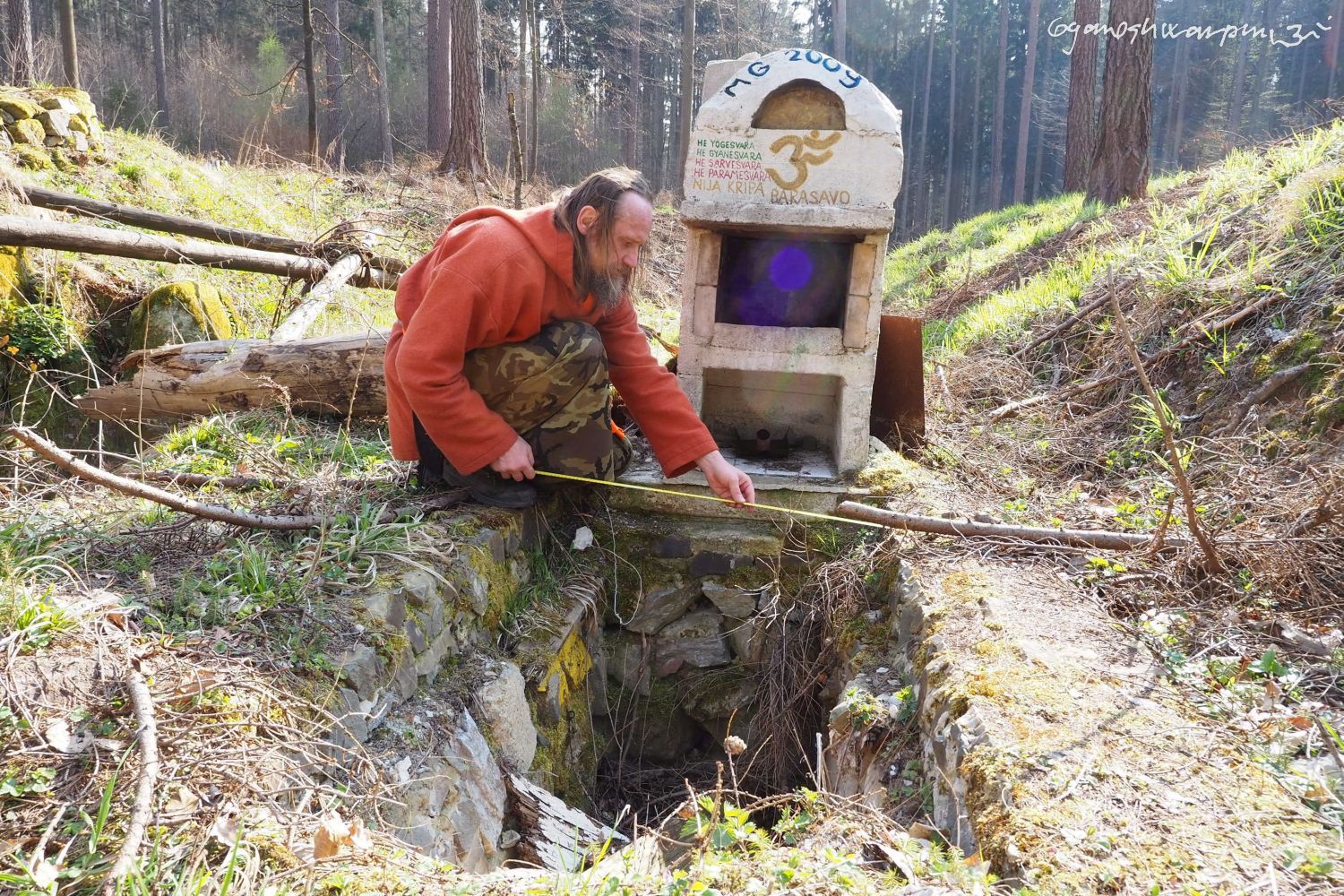 Děravka -základy poustevny. Foto: Marek Gyaneshwarpuri, samospoušť 2021