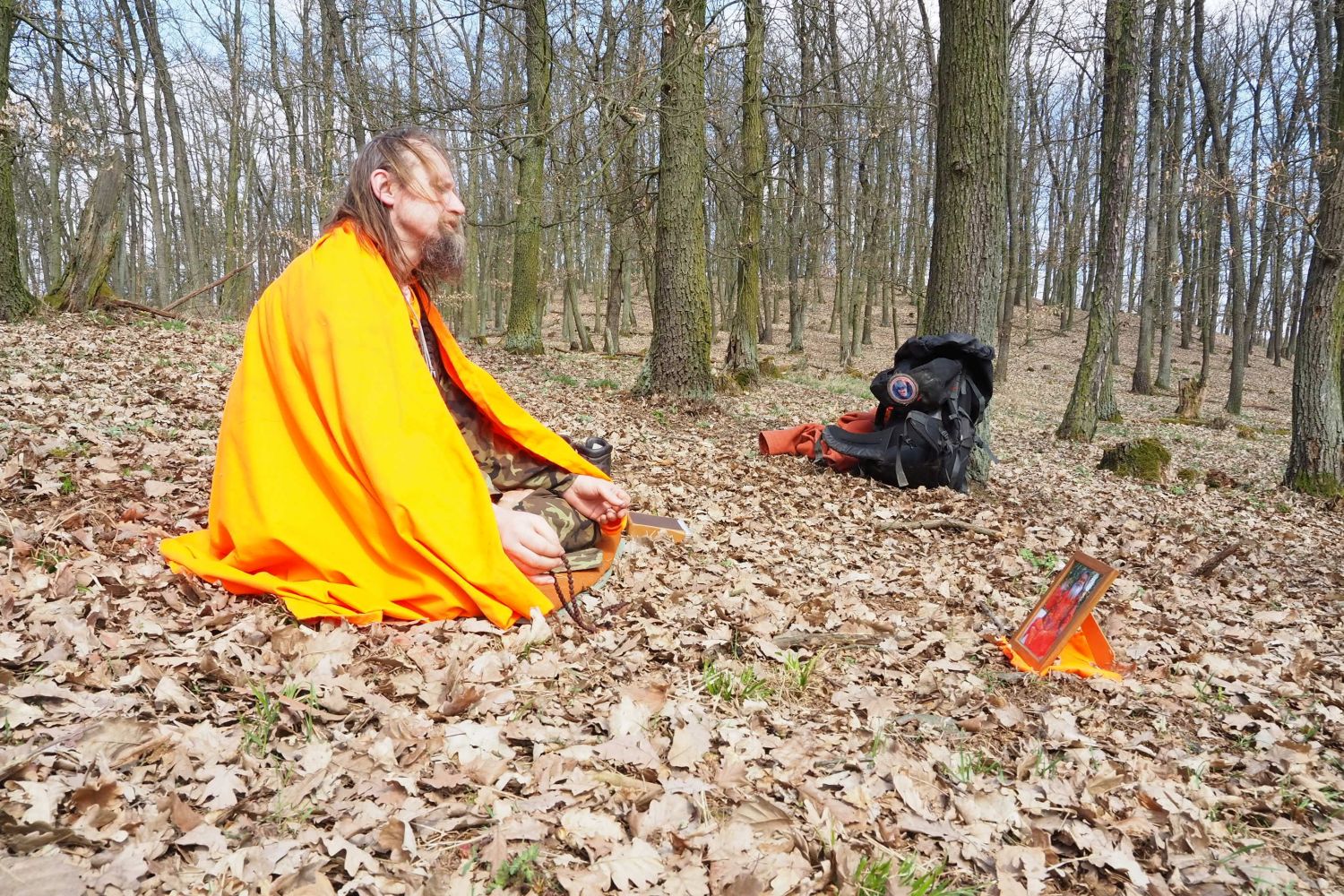 Hradisko u Bosonoh - meditace. Foto: Marek Gyaneshwarpuri, samospoušť 2021