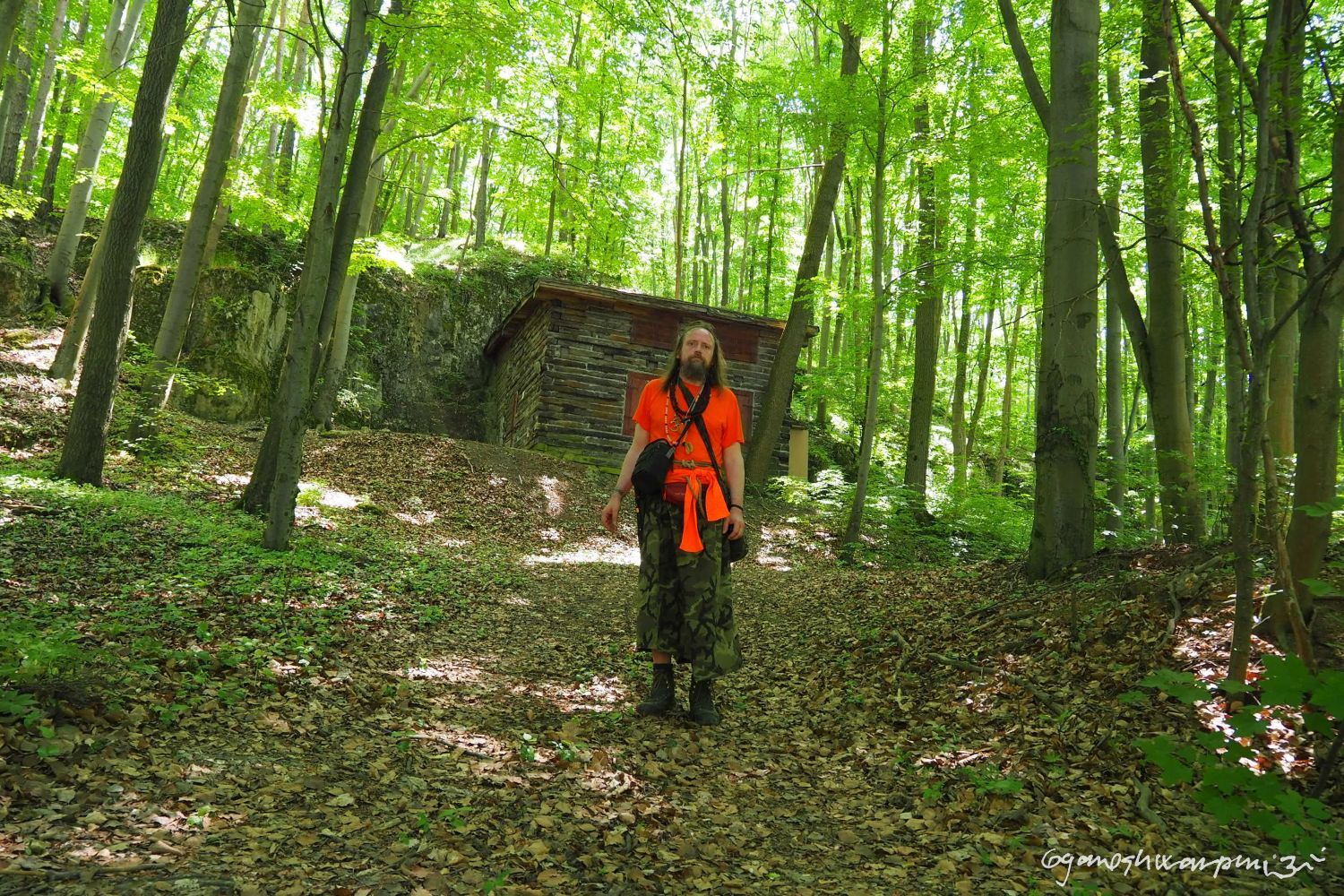 Malý lesík - speleologická základna. Foto: Marek Gyaneshwarpuri, samospoušť 2021