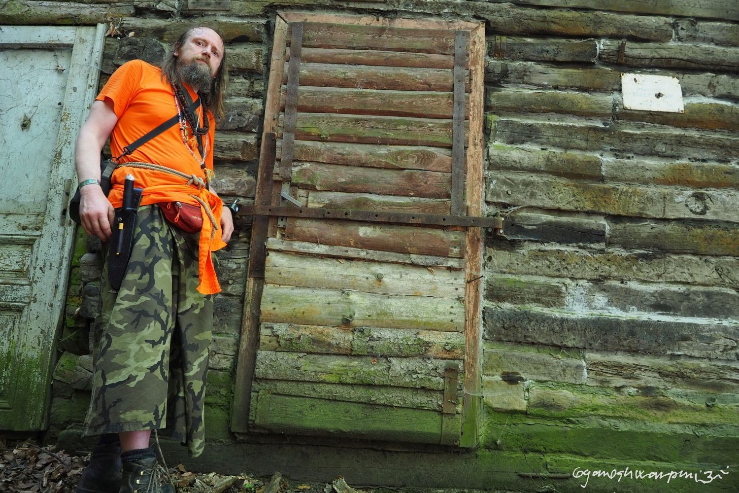 Malý lesík - speleologická základna. Foto: Marek Gyaneshwarpuri, samospoušť 2021