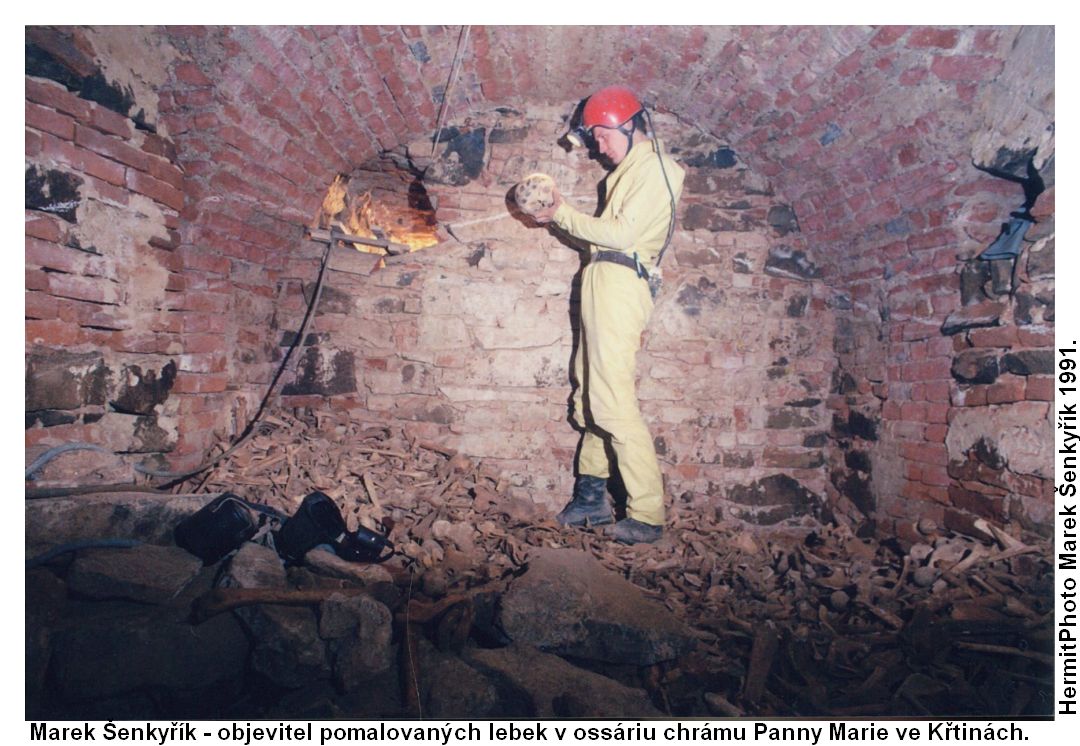 Marek  Šenkyřík, student archeologie a vedoucí speleologického průzkumu chrámu Panny Marie ve Křtinách, při němž byly objeveny pomalované lebky. Foto: Marek  Šenkyřík 1991.