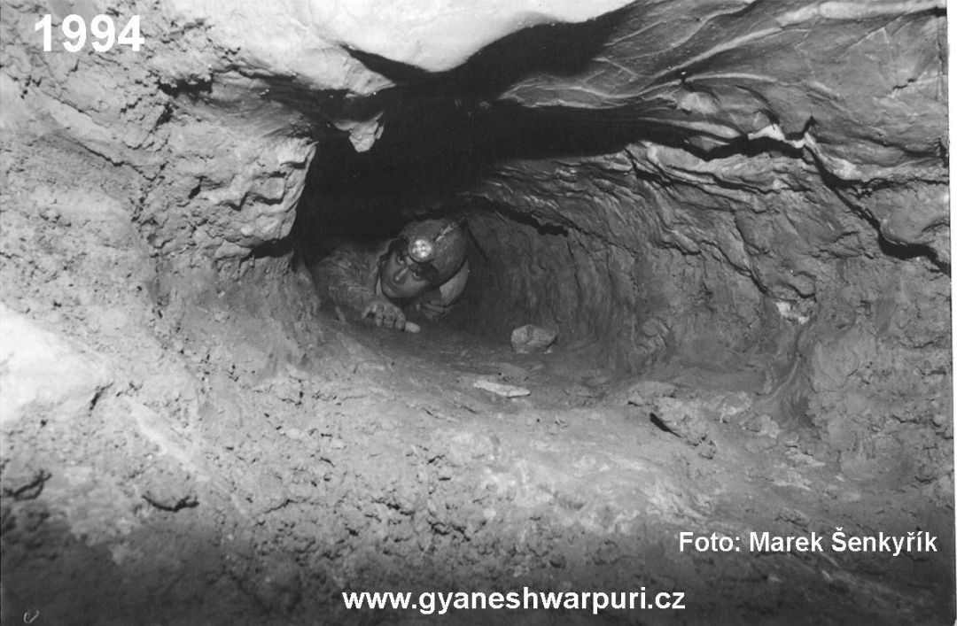 Jeskyně Ponorný hrádek na Plošině Skalka. Na fotografii Radovan Drtil.  
Foto: Marek Šenkyřík 1994