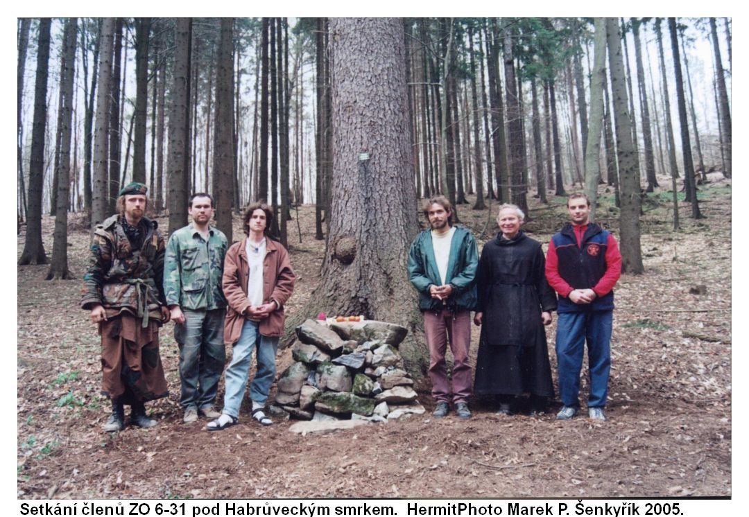 Setkání členů ZO 6-31 pod Habrůveckým smrkem.  Marek Poustevník Šenkyřík, Patrick Bárta, Lubomír Sléha, Miloš Muzikář, P. Václav Groh OM, Petr Špaček  Foto: Marek P. Šenkyřík 2005.