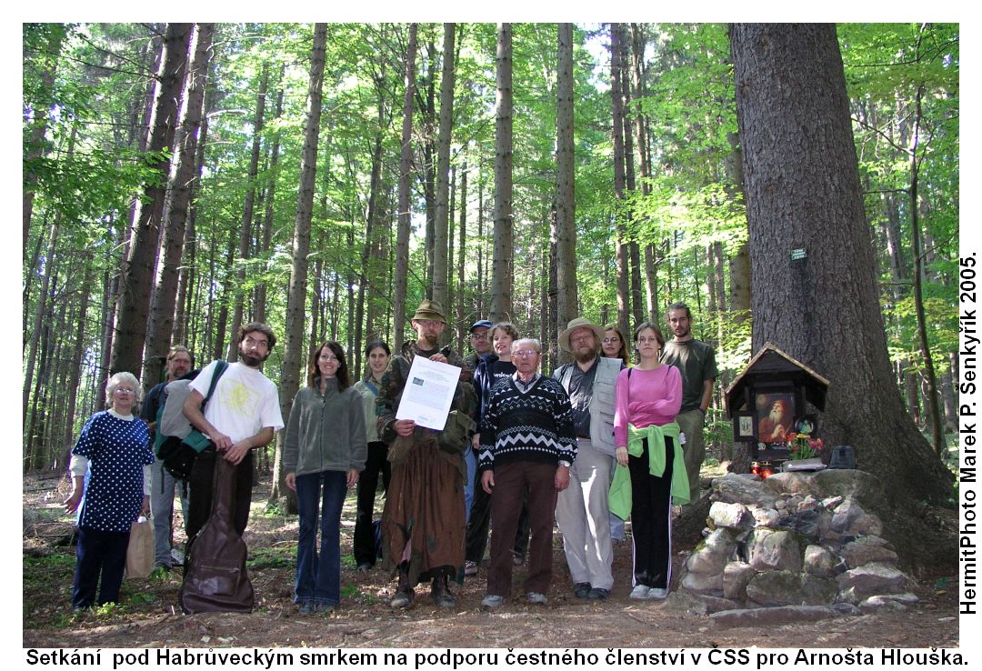 Setkání pod Habrůveckým smrkem na podporu čestného členství v České speleologické společnosti pro Arnošta Hlouška. Foto: Marek P. Šenkyřík 2005.