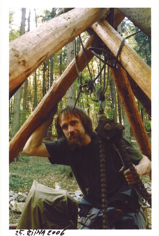  Závrt u Habrůveckých smrků - Po pravdě řečeno jsem všechny skruže nainstaloval sám...

Foto: Marek P. Šenkyřík 2006.