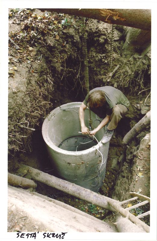 Závrt u Habrůveckých smrků - Šestá skruž nainstalována.


Foto: Marek P. Šenkyřík 2006.