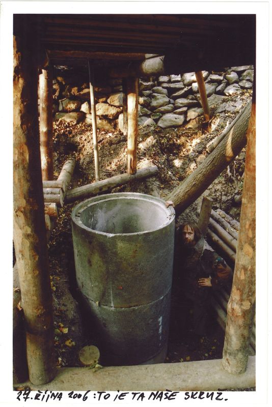  Závrt u Habrůveckých smrků - Sochař a jeho dílo.



Foto: Marek P. Šenkyřík 2006.