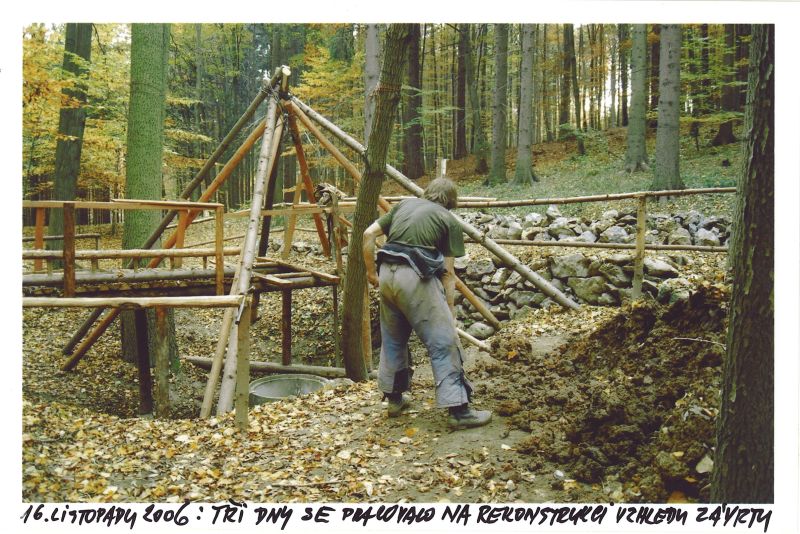  Závrt u Habrůveckých smrků - tři dny se pracovalo na rekonstrukci vzhledu závrtu.




Foto: Marek P. Šenkyřík 2006.