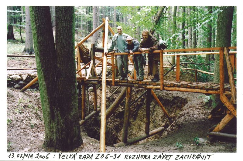  Závrt u Habrůveckých smrků - Velká rada ZO 6-31 rozhodla závrt po katastrofální povodni zachránit.




Foto: Marek P. Šenkyřík 2006.