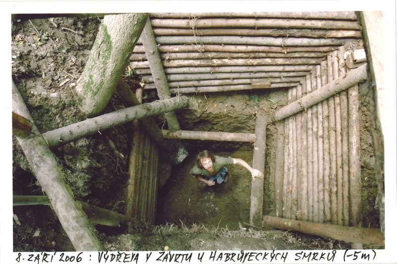  Závrt u Habrůveckých smrků - Tentokrát již se průnik děje s výdřevou.




Foto: Marek P. Šenkyřík 2006.
