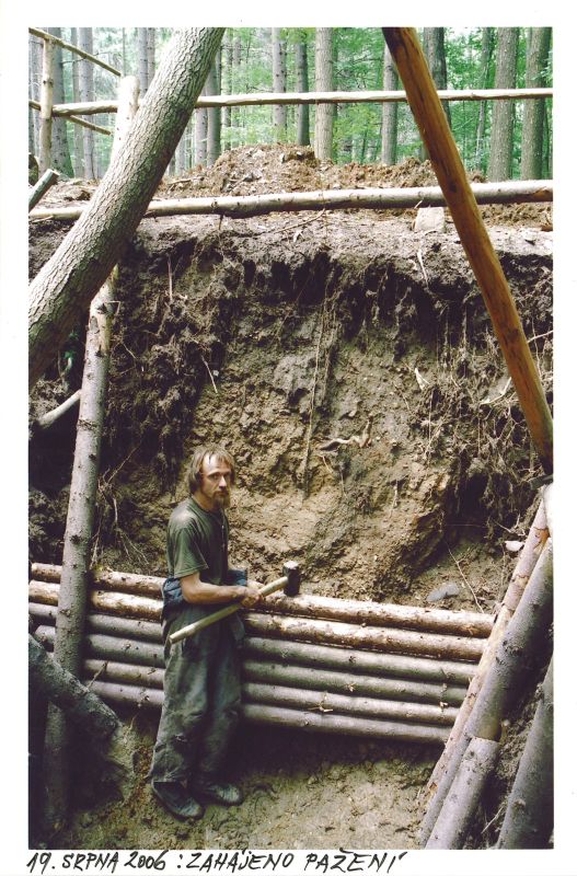  Závrt u Habrůveckých smrků - zahájeno pažení.



Foto: Marek P. Šenkyřík 2006.