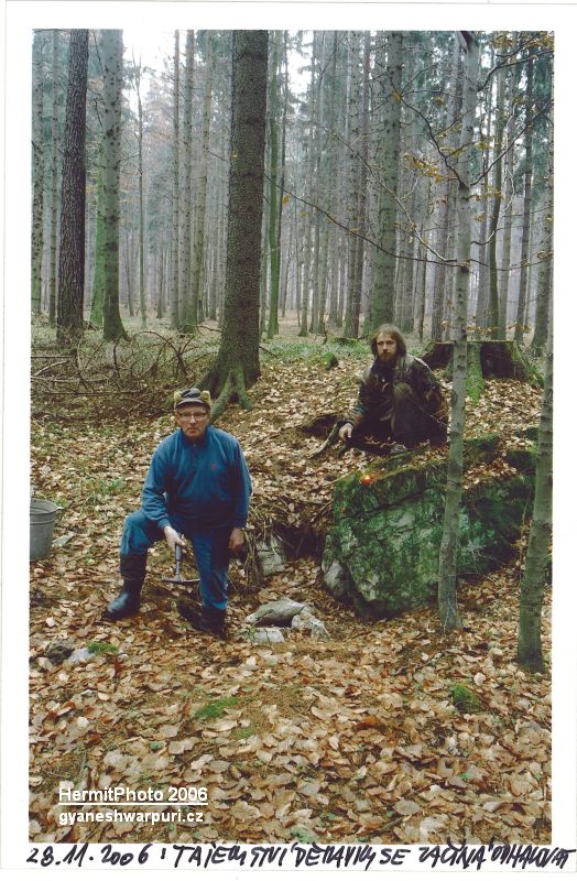  Zahájení speleologického průzkumu ponoru Děravky. Arnošt Hloušek a Marek Poustevník.

Foto: Marek P. Šenkyřík 2006.
