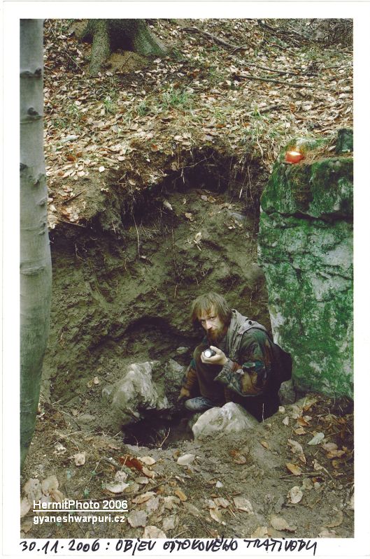  Děravka: předběžný objev odtokového trativodu bezprostředně pod povrchem.

Foto: Marek P. Šenkyřík 2006.