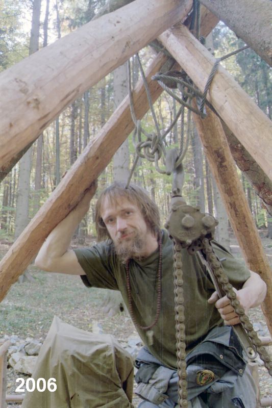  Závrt u Habrůveckých smrků - u hupcuku na němž se spouštěly skruže. Foto: Marek P. Šenkyřík 2006.