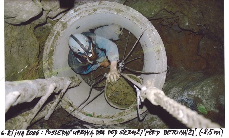  Závrt u Habrůveckých smrků - Poslední úprava dna před betonáží.
Foto: Marek P. Šenkyřík 2006.