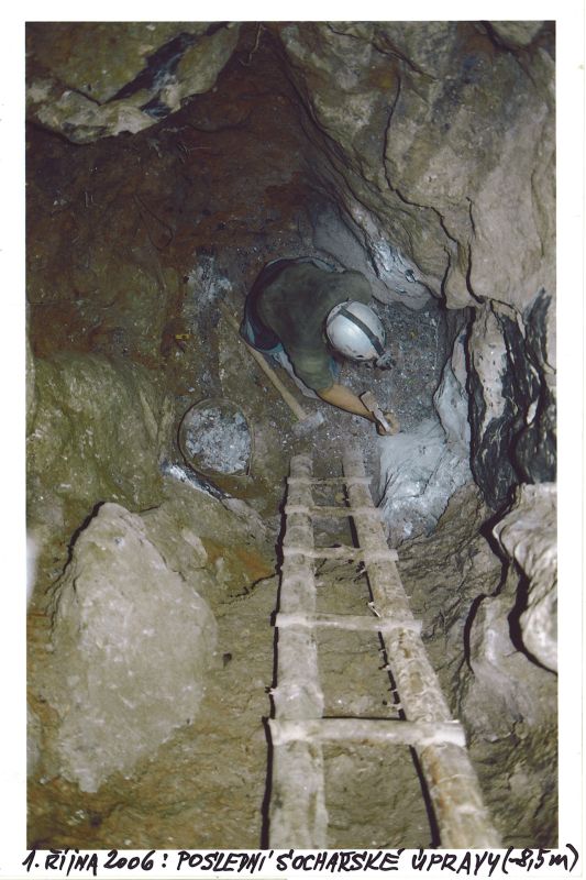  Závrt u Habrůveckých smrků - Poslední sochařské úpravy dna šachty.
Foto: Marek P. Šenkyřík 2006.