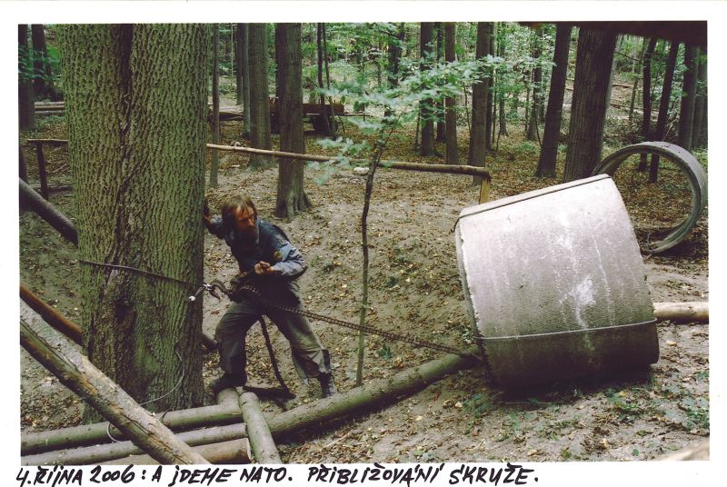  Závrt u Habrůveckých smrků - Přibližování skruže.
Foto: Marek P. Šenkyřík 2006.