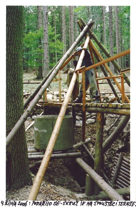  Závrt u Habrůveckých smrků - Skruž je na spouštěcí terase.

Foto: Marek P. Šenkyřík 2006.