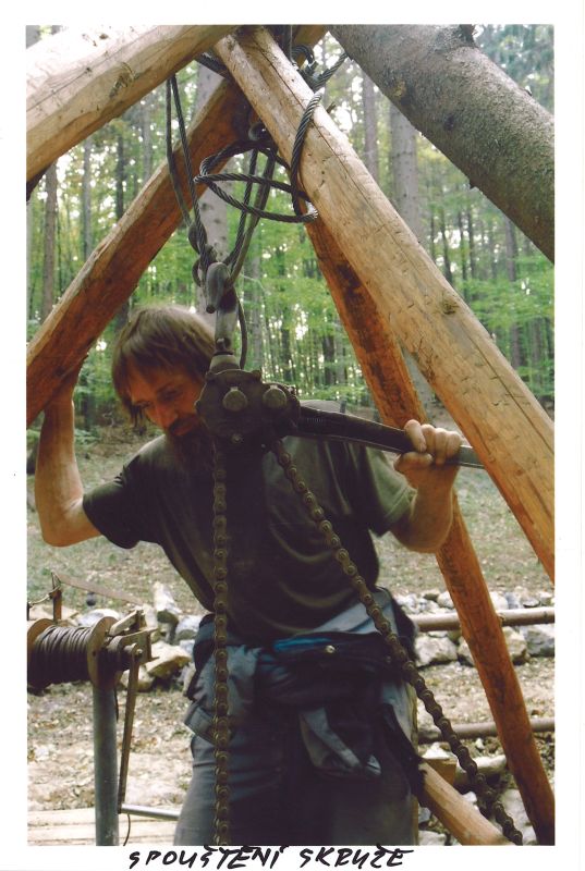  Závrt u Habrůveckých smrků - Spouštění skruže.

Foto: Marek P. Šenkyřík 2006.