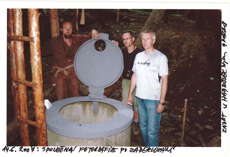  Závrt u Habrůveckých smrků - po zadeklování závrtu (Marek Poustevník, Petr Kos, Jan Fatka).

Foto: Marek P. Šenkyřík 2007.
