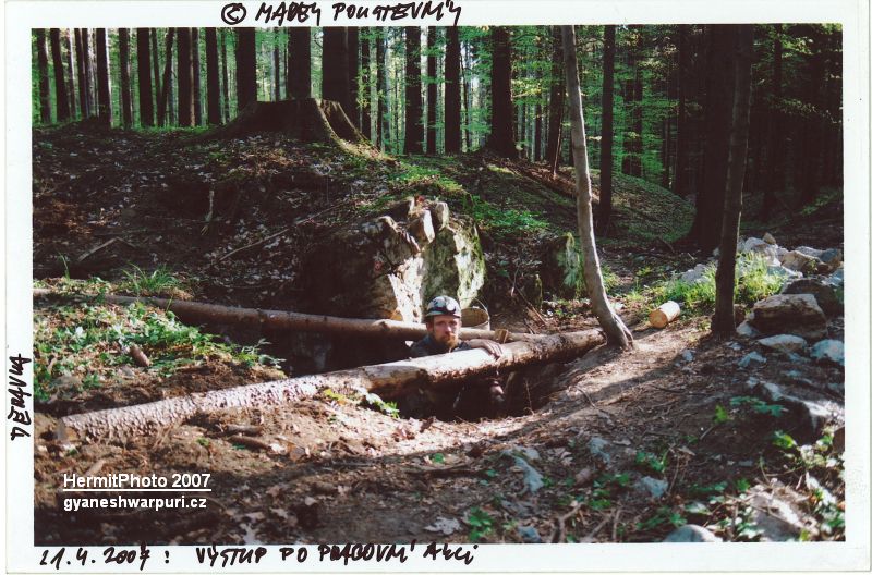  Děravka - Výstup po pracovní akci.



Foto: Marek P. Šenkyřík 2007.