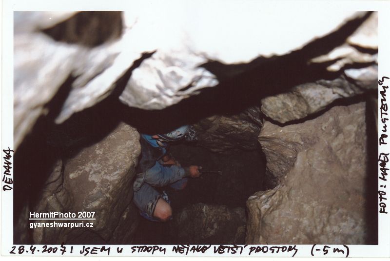  Děravka - Jsem u stropu nějaké větší prostory (-5 m). 



Foto: Marek P. Šenkyřík 2007.