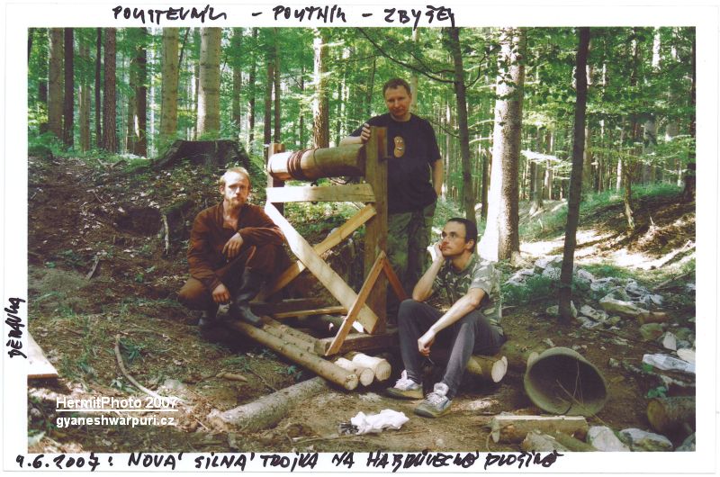  Děravka - Nová silná trojka na Habrůvceké plošině.
 (Marek Poustevník, Milan Hnízdo a Zbyšek Macháček).

 



Foto: Marek P. Šenkyřík 2007.