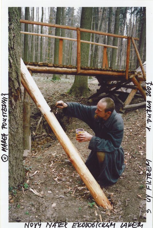  Závrt u Habrůveckých smrků - nátěr ekologickým lakem s UV filtrem.

Foto: Marek P. Šenkyřík 2007.