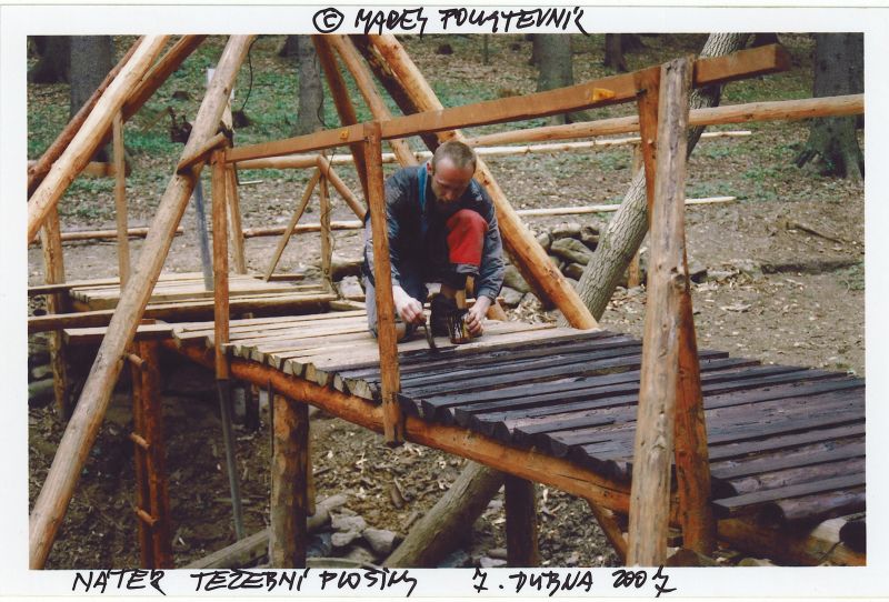  Závrt u Habrůveckých smrků - nátěr těžební plošiny.


Foto: Marek P. Šenkyřík 2007.