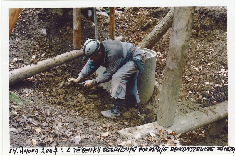  Závrt u Habrůveckých smrků - z těžených sedimentů pokračuje rekonstrukce závrtu.


Foto: Marek P. Šenkyřík 2007.