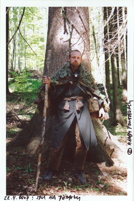  Závrt u Habrůveckých smrků - jdu na Děravku.


Foto: Marek P. Šenkyřík 2007.
