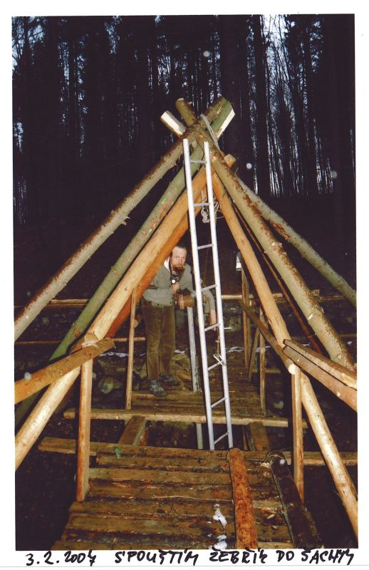  Závrt u Habrůveckých smrků - Spouštím žebřík do šachty.


Foto: Marek P. Šenkyřík 2007.
