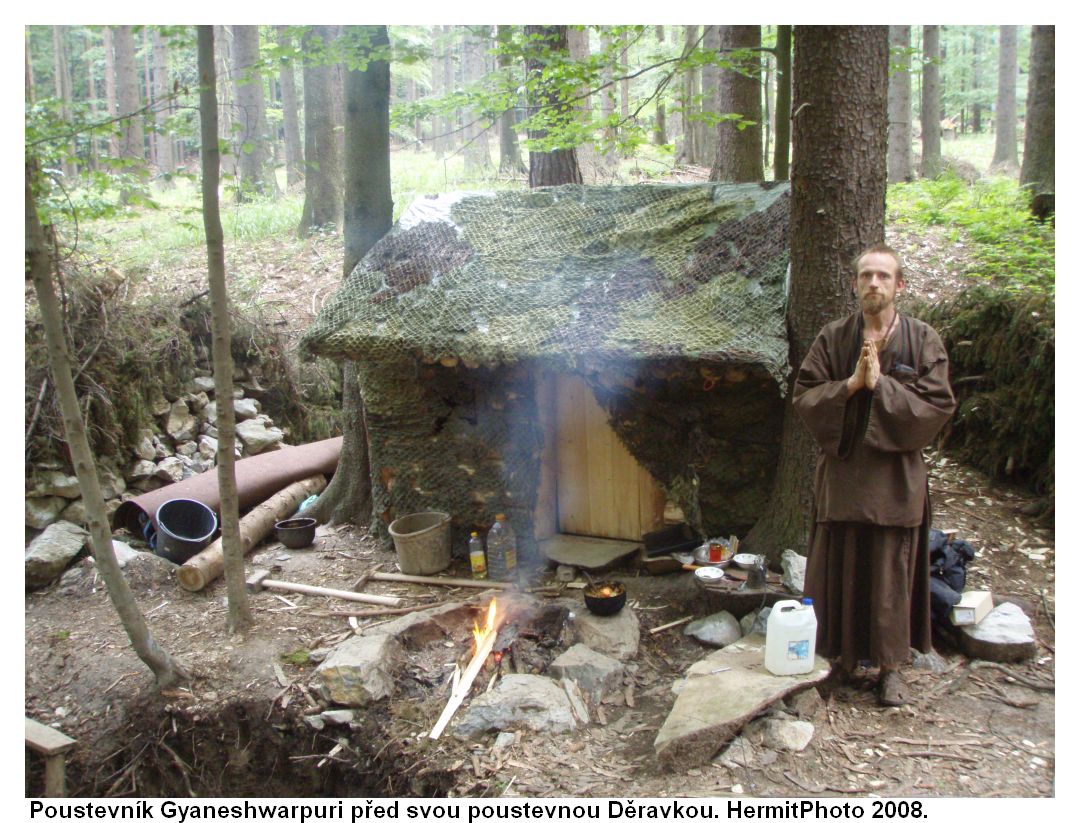 Poustevník Gyaneshwarpuri před svou poustevnou Děravkou na Rudicko - Habrůvecké plošině.
Foto: Marek Gyaneshwarpuri 2008.