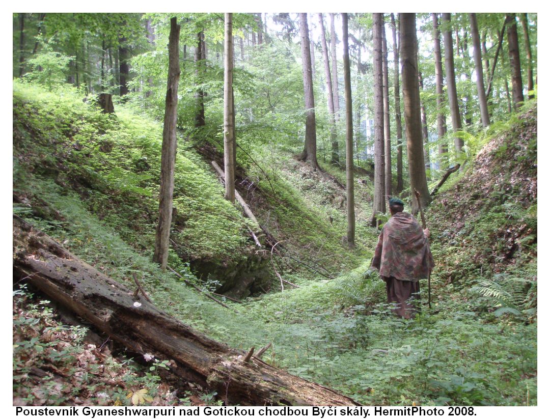 Poustevník Gyaneshwarpuri nad Gotickou chodbou Býčí skály na Rudicko - Habrůvecké plošině (2008).