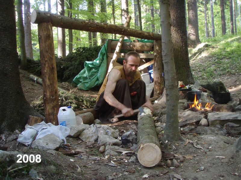 Děravka: Stavba srubu poustevny.



Foto: Marek Gyaneshwarpuri (2008).