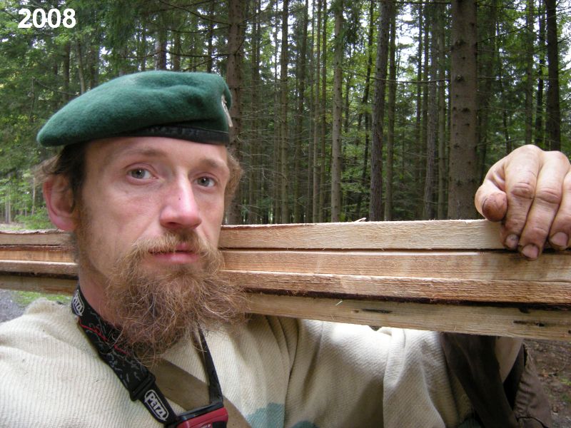 Nesu desky z pily v Rudici na betonové šalování Děravky.



Foto: Marek Gyaneshwarpuri (2008).