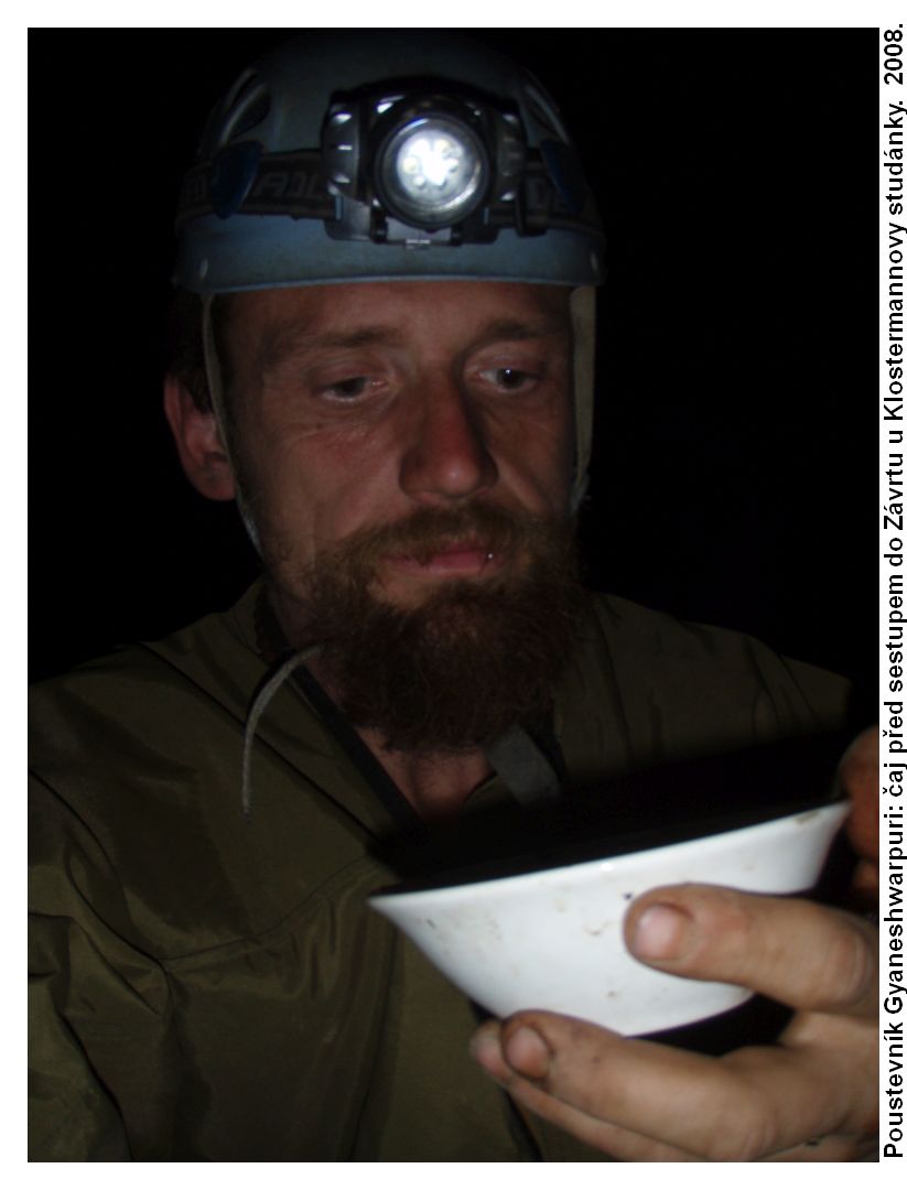 Poustevník Gyaneshwarpuri: čaj před sestupem do Závrtu u Klostermannovy studánky na  Rudicko - Habrůvecké plošině.
Foto: Marek Gyaneshwarpuri 2008.