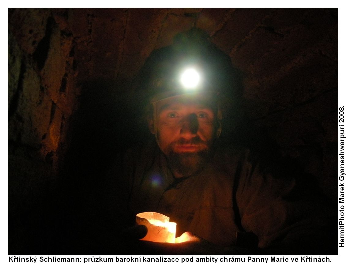 Křtinský Schliemann - průzkum barokní kanalizace pod ambity chrámu Panny Marie ve Křtinách. Foto: Marek  Gyaneshwarpuri 2008.