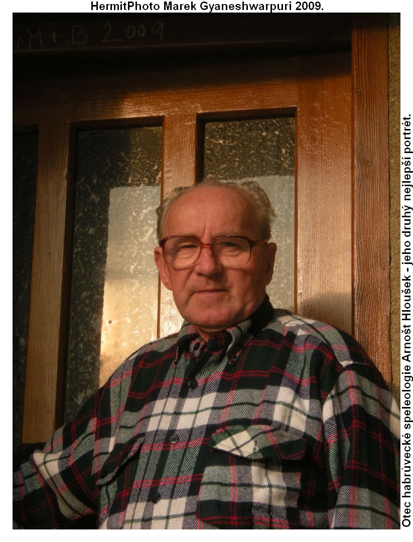 Otec habrůvecké speleologie Arnost Hloušek - jeho druhá nejkrásnější fotografie. Foto: Marek  Gyaneshwarpuri 2009.