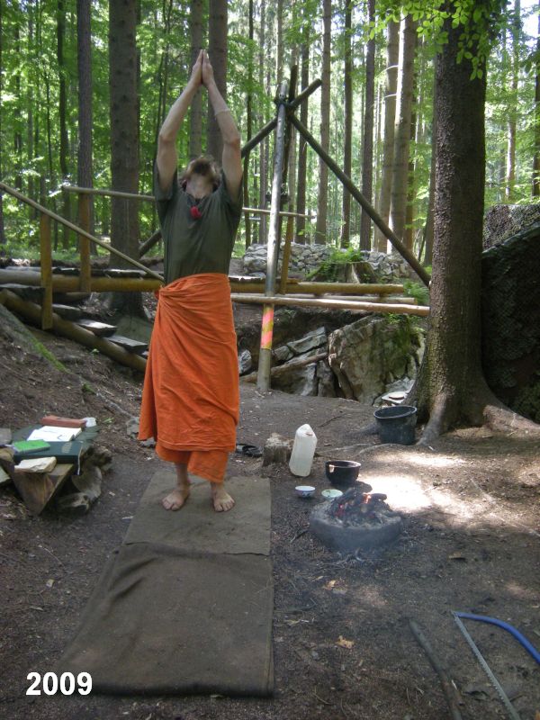 Děravka: cvičím jógu.

Foto: Marek Gyaneshwarpuri (2009).