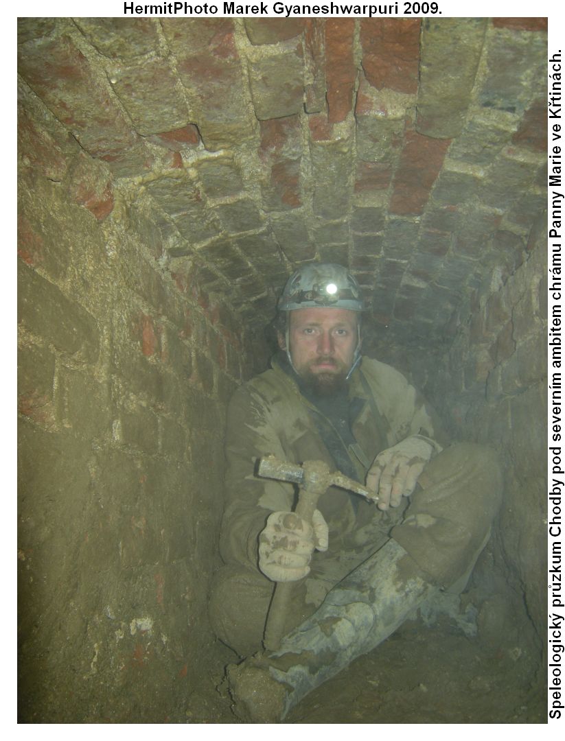 Speleologický průzkum Chodby pod severním ambitem chrámu Panny Marie ve Křtinách. Foto: Marek Gyaneshwarpuri 2009.