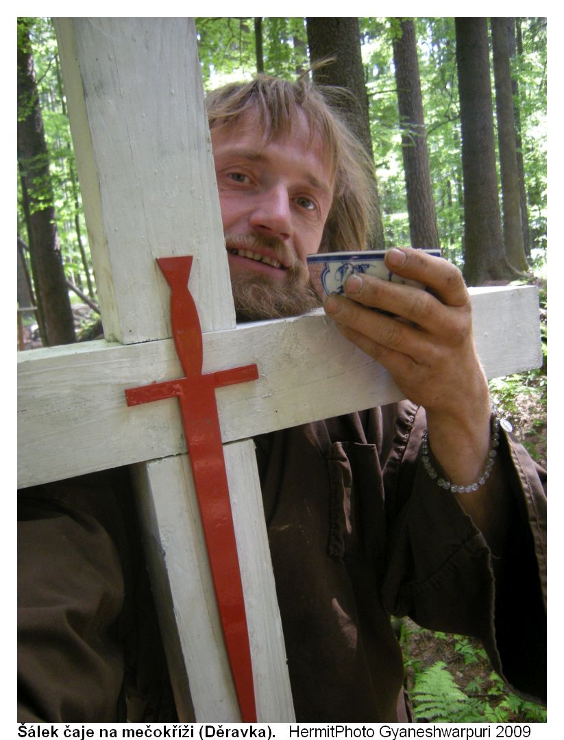Šálek čaje na mečokříži na Děravce. Foto: Marek  Gyaneshwarpuri 2009.