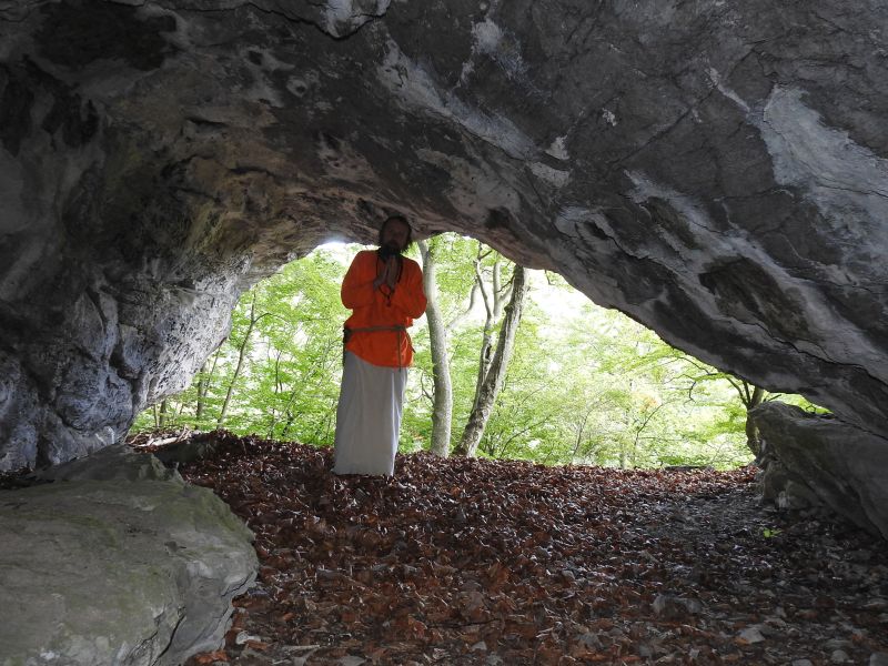 Slovenský ráj: Jeskyně Poustevna Toho který sedí a mlčí: pod převisem






 (2019).