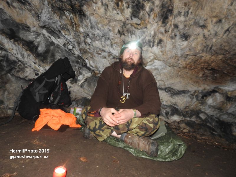 Netopýrka, meditační posed jsem zřídil až vzadu na konci dómu.









 (2019).