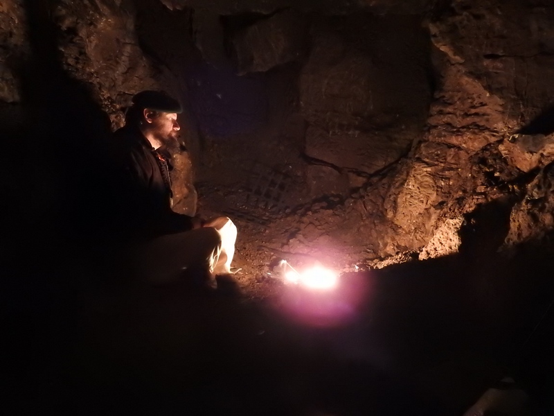 Jeskyně U studánek: koncový dómek se satanistickými nápisy.


 (2019).