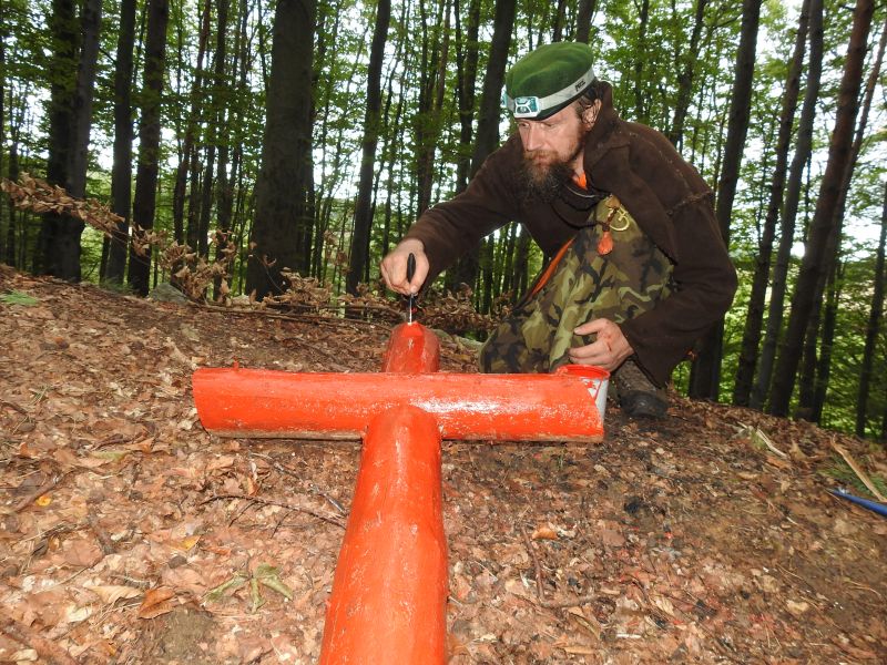 Jeskyně U studánek:  nátírám kříž pro Studánky.



 (2019).